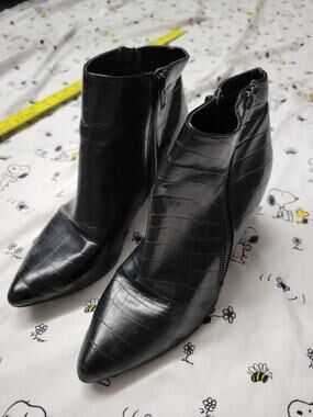Simply Vera Size 8 Black Ankle Boot Bootie